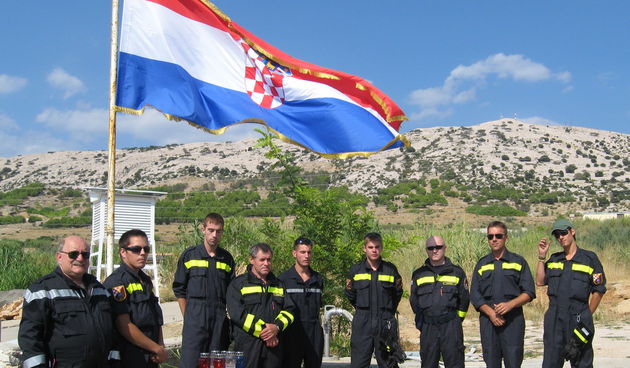 Paški vatrogasci odaju počast kolegama (Foto. J. Portada)