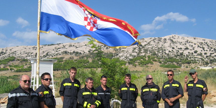 Paški vatrogasci odaju počast kolegama (Foto. J. Portada) Paški vatrogasci odaju počast kolegama (Foto. J. Portada)