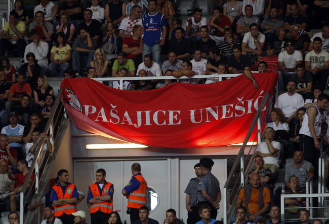 Zadar, 010610.
Dvorana Kresimir Cosic u Zadru. Druga finalna utakmica kosarkaskog prvenstva Hrvatske odigrana izmedju KK Zadar i KK Cibona.
Na slici: Zadrani su imali podrsku navijaca iz Unesica.
Foto: Jure Miskovic / CROPIX Zadar, 010610.
Dvorana Kresimir Cosic u Zadru. Druga finalna utakmica kosarkaskog prvenstva Hrvatske odigrana izmedju KK Zadar i KK Cibona.
Na slici: Zadrani su imali podrsku navijaca iz Unesica.
Foto: Jure Miskovic / CROPIX