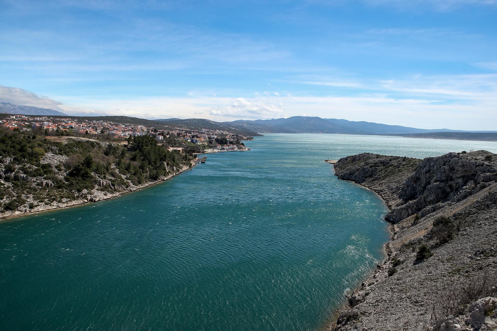 Maslenički most na udaru jake bure Maslenički most na udaru jake bure
