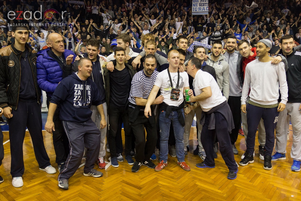 Humanitarno gledanje utakmice Zadar-Cibona (85-84) u Jazinama Humanitarno gledanje utakmice Zadar-Cibona (85-84) u Jazinama