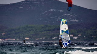 Kiteri i surferi uživali u jakom jugu