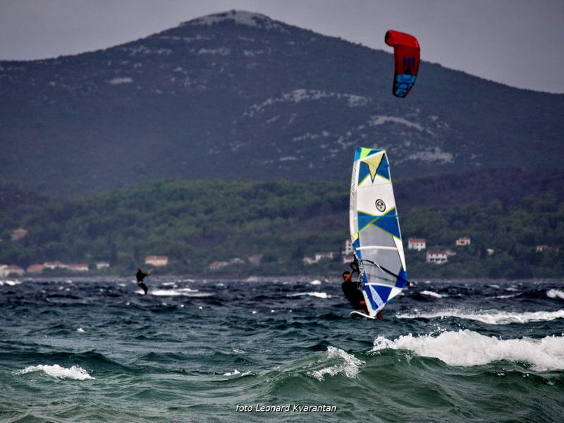 Kiteri i surferi uživali u jakom jugu