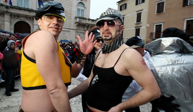 Zadar, 140210.
U sklopu programa Zadarskog karnevala danas se na Narodnom trgu predstavilo 15 karnevalskih skupina.
Na slici: skupina pod imenom Gay Pride iz Bokanjca.
Foto: Vladimir Ivanov / CROPIX