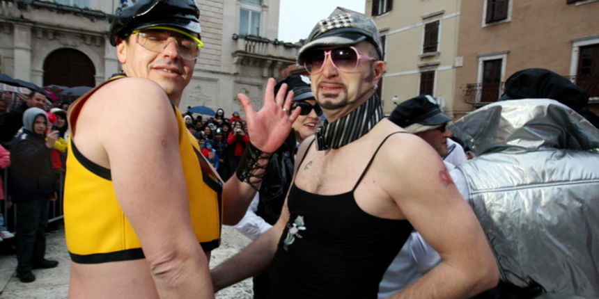 Zadar, 140210.
U sklopu programa Zadarskog karnevala danas se na Narodnom trgu predstavilo 15 karnevalskih skupina.
Na slici: skupina pod imenom Gay Pride iz Bokanjca.
Foto: Vladimir Ivanov / CROPIX