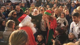 Spektakularno spuštanje Djeda Božićnjaka na Kalelargu Spektakularno spuštanje Djeda Božićnjaka na Kalelargu