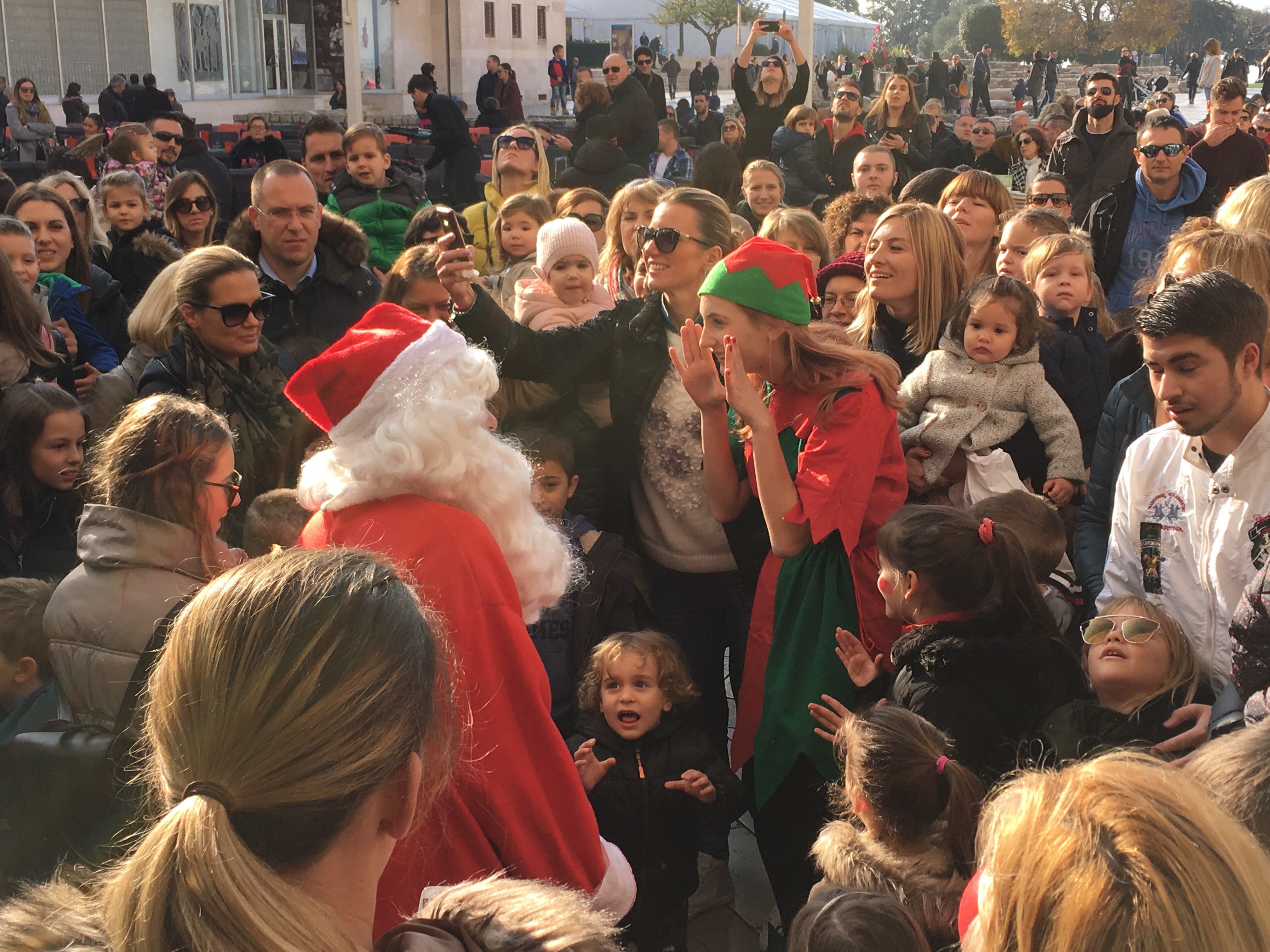 Spektakularno spuštanje Djeda Božićnjaka na Kalelargu Spektakularno spuštanje Djeda Božićnjaka na Kalelargu