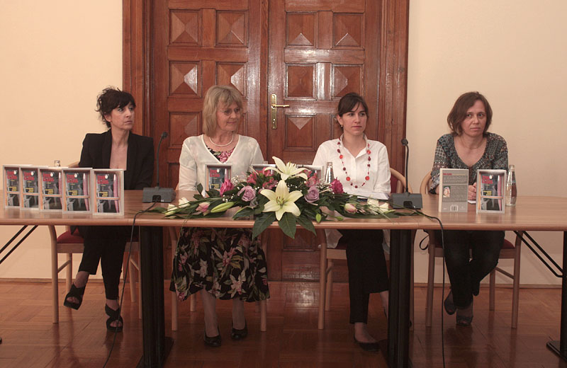 Julianne Eden Bušić predstavila novu knjigu “Živa glava”, Foto: Lucija Juravić Julianne Eden Bušić predstavila novu knjigu “Živa glava”, Foto: Lucija Juravić