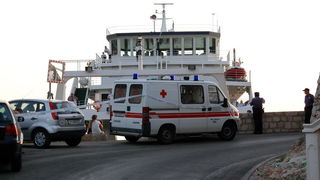 Jablanac, 170811.
U pomorskoj havariji trajekt Rapske plovidbe “Barbat” oko 18 sati, prilikom pristajanja u luku Jablanac ostao je bez pogona i udario u rivu koja je ujedno i mjesna plaza. Ozlijedjeno je sedam osoba. Ocevid je u tijeku.
Foto: Goran Novotn