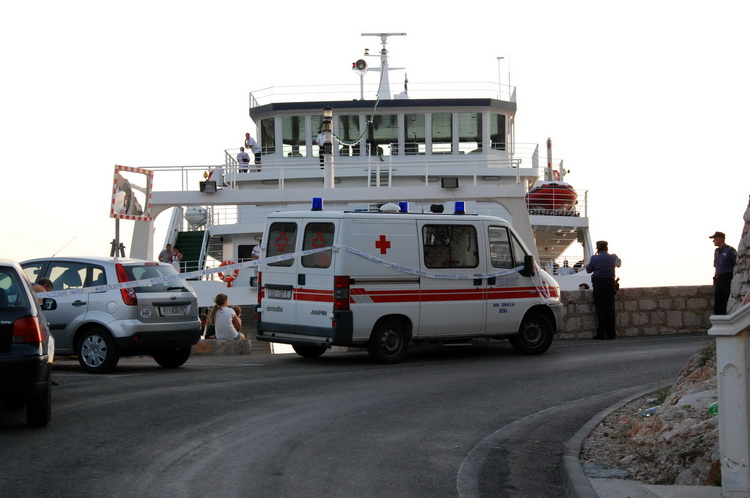 Jablanac, 170811.
U pomorskoj havariji trajekt Rapske plovidbe “Barbat” oko 18 sati, prilikom pristajanja u luku Jablanac ostao je bez pogona i udario u rivu koja je ujedno i mjesna plaza. Ozlijedjeno je sedam osoba. Ocevid je u tijeku.
Foto: Goran Novotn