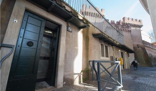 Beskućnica rodila iza bazilike svetog Petra, Foto: Hina