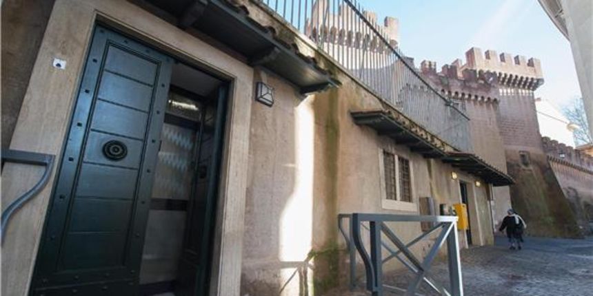 Beskućnica rodila iza bazilike svetog Petra, Foto: Hina Beskućnica rodila iza bazilike svetog Petra, Foto: Hina