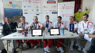 London, 030812.
Hrvatska kuca, Hotel Pelhalm.
Hrvatski veslacki cetverac na parice nakon osvojenih srebrnih medalja dosli u hrvatsku kucu, sjediste HOO-a tokom Olimpijskih Igra u Londonu.
Foto: Drago Sopta / CROPIX London, 030812.
Hrvatska kuca, Hotel Pelhalm.
Hrvatski veslacki cetverac na parice nakon osvojenih srebrnih medalja dosli u hrvatsku kucu, sjediste HOO-a tokom Olimpijskih Igra u Londonu.
Foto: Drago Sopta / CROPIX
