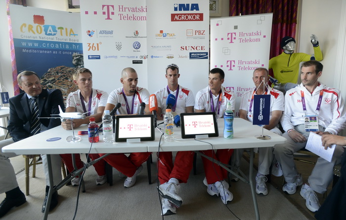 London, 030812.
Hrvatska kuca, Hotel Pelhalm.
Hrvatski veslacki cetverac na parice nakon osvojenih srebrnih medalja dosli u hrvatsku kucu, sjediste HOO-a tokom Olimpijskih Igra u Londonu.
Foto: Drago Sopta / CROPIX London, 030812.
Hrvatska kuca, Hotel Pelhalm.
Hrvatski veslacki cetverac na parice nakon osvojenih srebrnih medalja dosli u hrvatsku kucu, sjediste HOO-a tokom Olimpijskih Igra u Londonu.
Foto: Drago Sopta / CROPIX