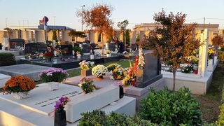 Uoči blagdana Svih svetih brojni su Zadrani posjetili Gradsko groblje i uredili počivališta najmilijih i okitili ih cvijećem, Foto: M. Malik Uoči blagdana Svih svetih brojni su Zadrani posjetili Gradsko groblje i uredili počivališta najmilijih i okitili ih cvijećem, Foto: M. Malik