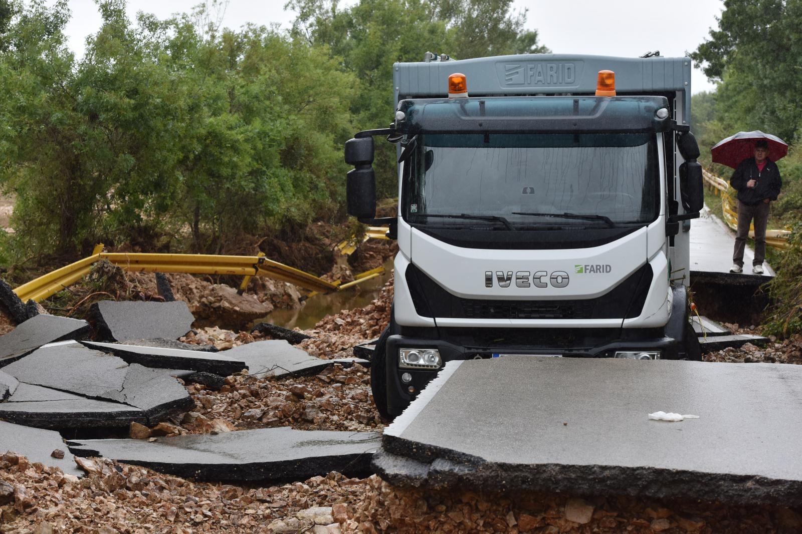 Zbog zarobljenog kamiona ne prometuje se cestom Poljica- Mazija