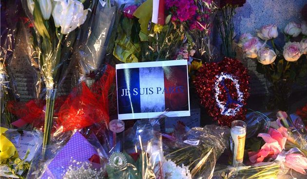 Građani ostavljaju cvijeće i svijeće, Foto: Hina