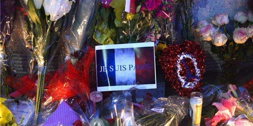 Građani ostavljaju cvijeće i svijeće, Foto: Hina Građani ostavljaju cvijeće i svijeće, Foto: Hina