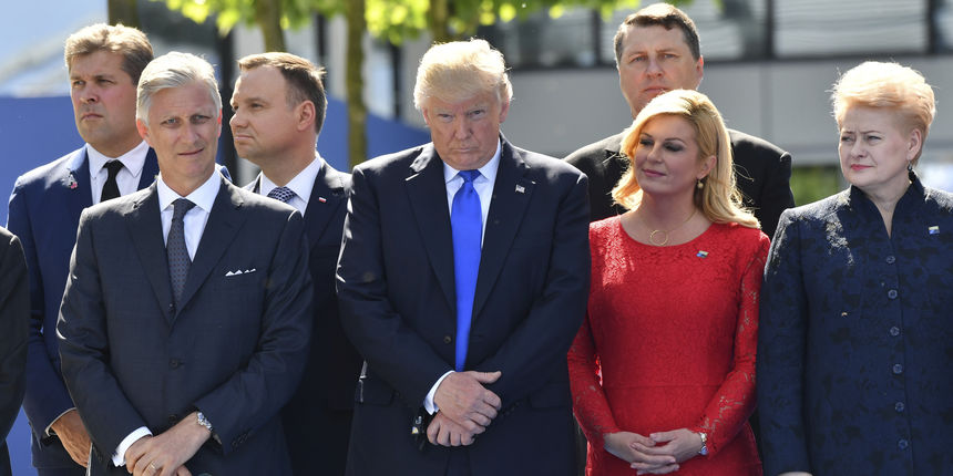 Ovjekovječen trenutak Kolinde Grabar-Kitarović pokraj američkog predsjednika Donalda Trumpa u središnjici NATO-a u Bruxellesu