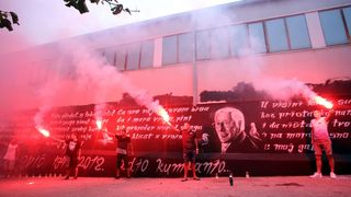 Veliki mural posvećen Oliveru Dragojeviću predstavljen uz bakljadu