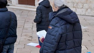 Muška molitva ispred katedrale Sv. Stošije