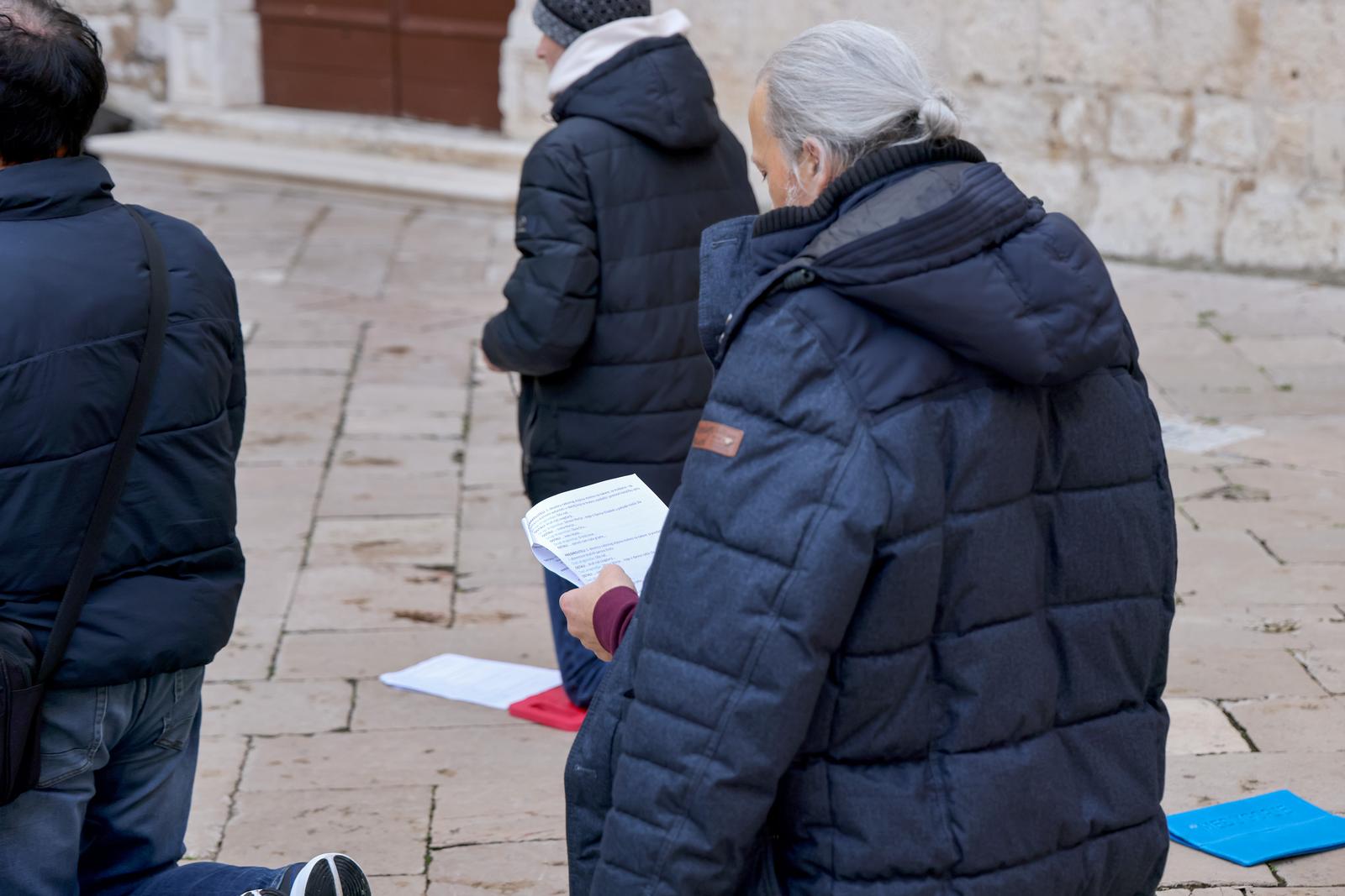 Muška molitva ispred katedrale Sv. Stošije