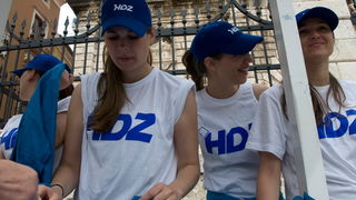 HDZ i SDP standovi na Narodnom trgu