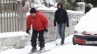 Split, 030212.
Nakon nekoliko godina, danima najavljivan snijeg pao je i na Splitskom podrucju. Iako je bio najavljen, Splicani nisu bili spremni na bijeli pokrivac, te im je on uz snaznu buru otezavao svakodnevni zivot. Teperatura je bila oko -3. Gradski Split, 030212.
Nakon nekoliko godina, danima najavljivan snijeg pao je i na Splitskom podrucju. Iako je bio najavljen, Splicani nisu bili spremni na bijeli pokrivac, te im je on uz snaznu buru otezavao svakodnevni zivot. Teperatura je bila oko -3. Gradski