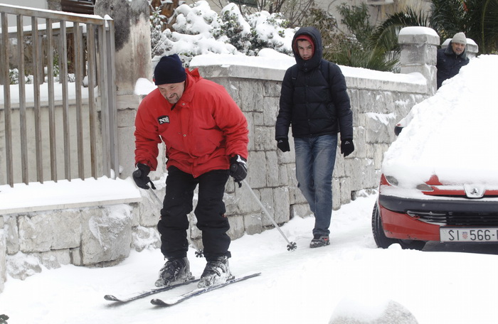Split, 030212.
Nakon nekoliko godina, danima najavljivan snijeg pao je i na Splitskom podrucju. Iako je bio najavljen, Splicani nisu bili spremni na bijeli pokrivac, te im je on uz snaznu buru otezavao svakodnevni zivot. Teperatura je bila oko -3. Gradski Split, 030212.
Nakon nekoliko godina, danima najavljivan snijeg pao je i na Splitskom podrucju. Iako je bio najavljen, Splicani nisu bili spremni na bijeli pokrivac, te im je on uz snaznu buru otezavao svakodnevni zivot. Teperatura je bila oko -3. Gradski