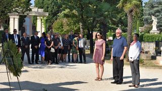 Povodom Dana pobjede kod središnjeg križa na Gradskom groblju položeni vijenci Povodom Dana pobjede kod središnjeg križa na Gradskom groblju položeni vijenci