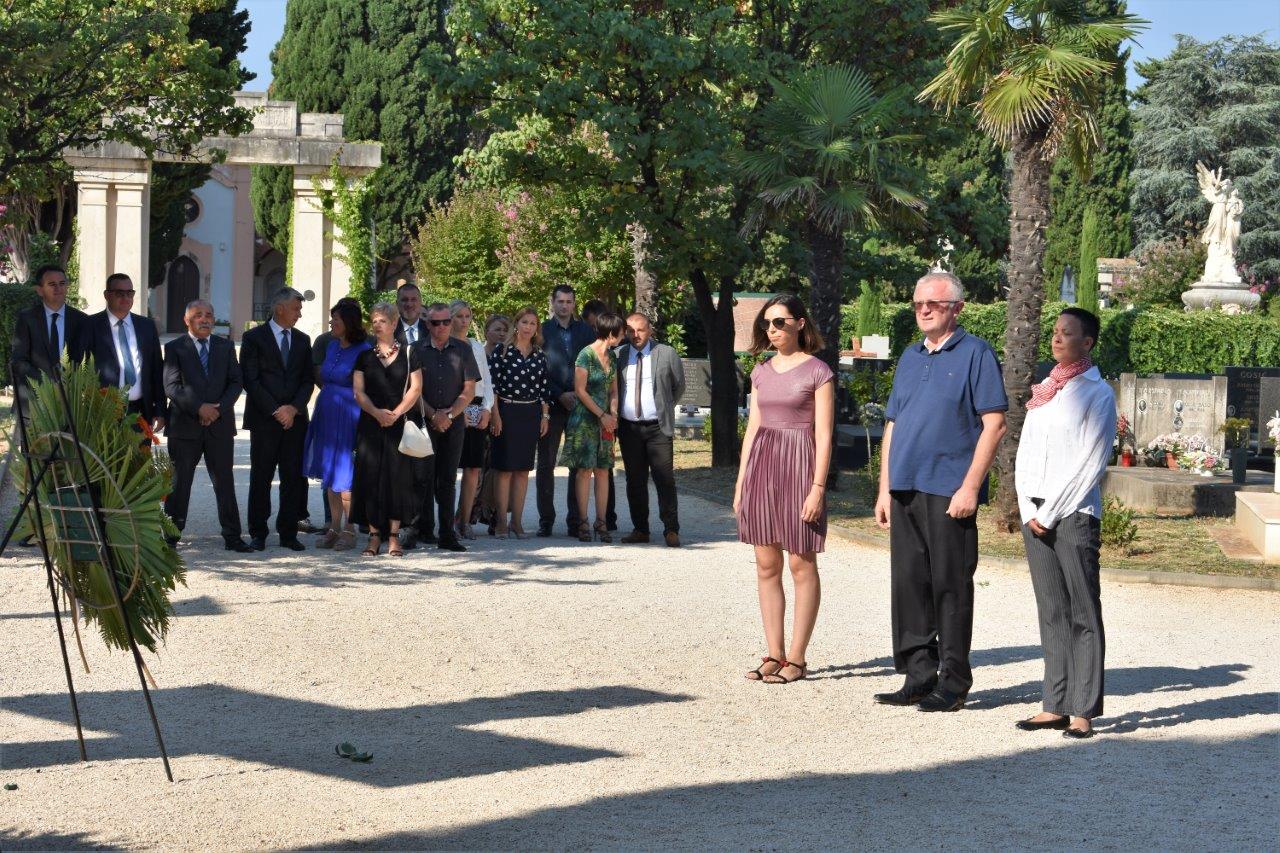 Povodom Dana pobjede kod središnjeg križa na Gradskom groblju položeni vijenci Povodom Dana pobjede kod središnjeg križa na Gradskom groblju položeni vijenci