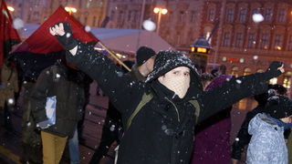 Zagreb, 220213.
Tristotinjak prosvjednika prosetalo je ulicama Zagreba u sklopu prosvjeda koji su organizirale skupine Occupy Croatia i Anonymous Hrvatska. U prosvjednoj setnji na nekoliko minuta zastali su uz zgrade Narodne banke, HDZ-a i SDP-a.
Na fotog Zagreb, 220213.
Tristotinjak prosvjednika prosetalo je ulicama Zagreba u sklopu prosvjeda koji su organizirale skupine Occupy Croatia i Anonymous Hrvatska. U prosvjednoj setnji na nekoliko minuta zastali su uz zgrade Narodne banke, HDZ-a i SDP-a.
Na fotog