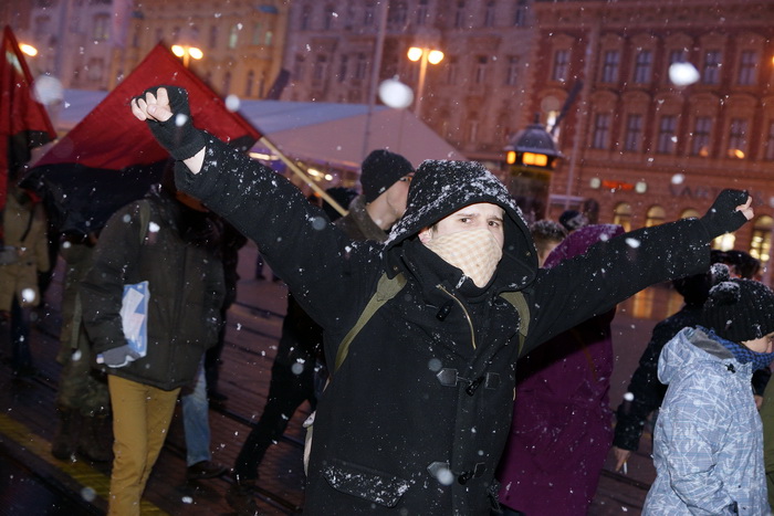 Zagreb, 220213.
Tristotinjak prosvjednika prosetalo je ulicama Zagreba u sklopu prosvjeda koji su organizirale skupine Occupy Croatia i Anonymous Hrvatska. U prosvjednoj setnji na nekoliko minuta zastali su uz zgrade Narodne banke, HDZ-a i SDP-a.
Na fotog Zagreb, 220213.
Tristotinjak prosvjednika prosetalo je ulicama Zagreba u sklopu prosvjeda koji su organizirale skupine Occupy Croatia i Anonymous Hrvatska. U prosvjednoj setnji na nekoliko minuta zastali su uz zgrade Narodne banke, HDZ-a i SDP-a.
Na fotog