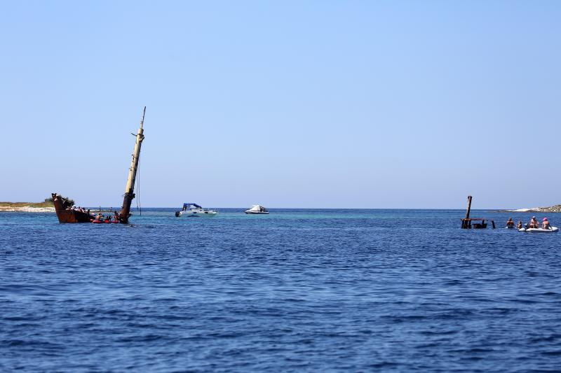 05.08.2013., Dugi Otok – Pored mjesta Veli rat na Dugom Otoku brod koji je prije vise godina nasukan, polako izgriza more, ali dok je jos uvijek tu prava je turisticka atrakcija gdje turisti rone i istrazuju njegovu potopljenu unutrasnjost. Photo: Filip 05.08.2013., Dugi Otok – Pored mjesta Veli rat na Dugom Otoku brod koji je prije vise godina nasukan, polako izgriza more, ali dok je jos uvijek tu prava je turisticka atrakcija gdje turisti rone i istrazuju njegovu potopljenu unutrasnjost. Photo: Filip