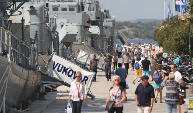 Sibenik – Povodom obiljezavanja 25. godisnjice osnutka Hrvatske ratne mornarice u sibensku luku uplovili su brodovi Hrvatske ratne mornarice. Medju impozantnim brodovima na rivi su i raketne topovnjace Petar Kresimir IV., Sibenik i Vukovar. Ratni brodovi