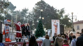 Božićnica na Novom: Radiolino, Djed božićnjak i ekipa Novog radija darivala sugrađane. Foto: Jurica Gašpar