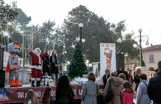 Božićnica na Novom: Radiolino, Djed božićnjak i ekipa Novog radija darivala sugrađane. Foto: Jurica Gašpar