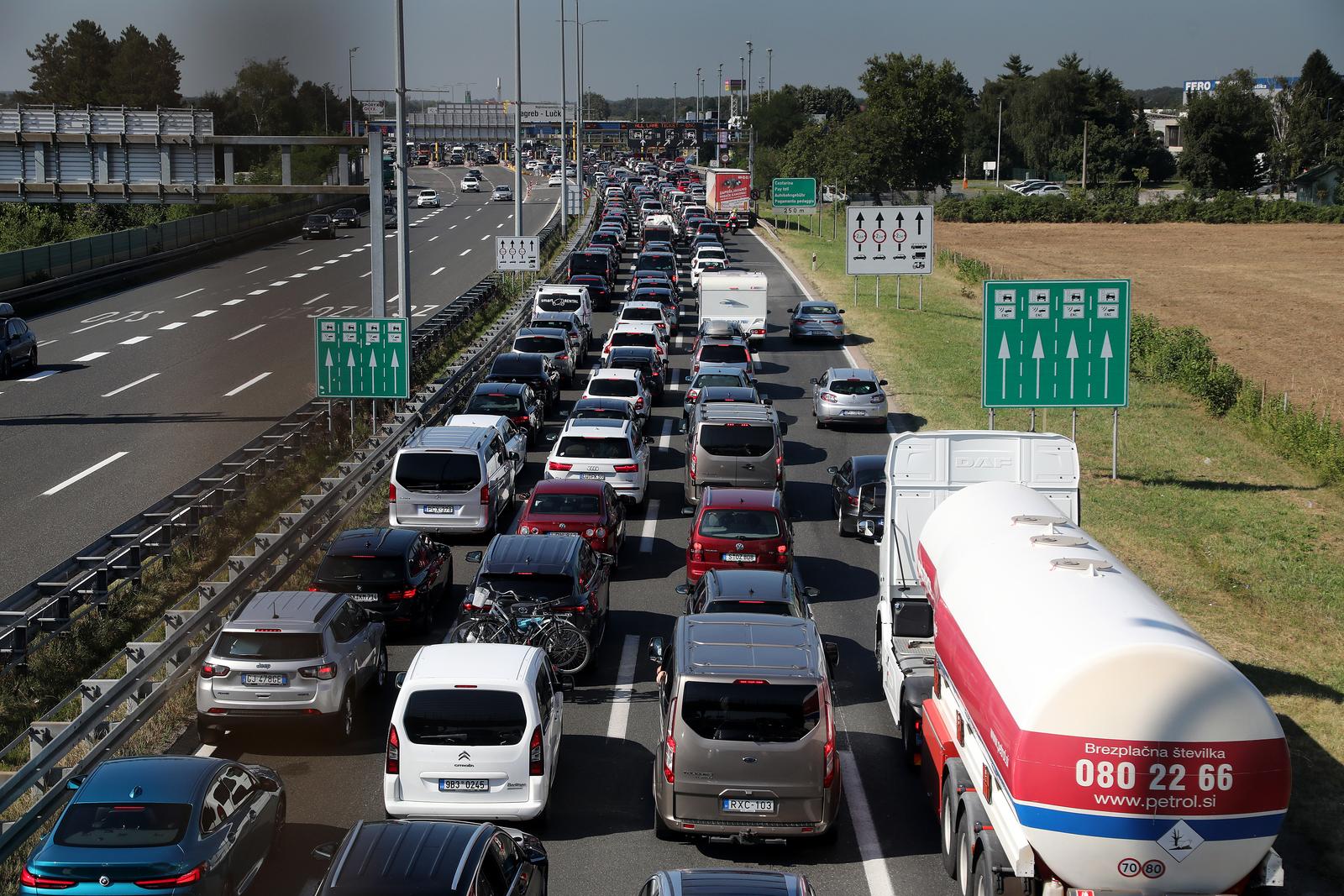 Gužve na naplatnim kućicama Lučko u smjeru mora