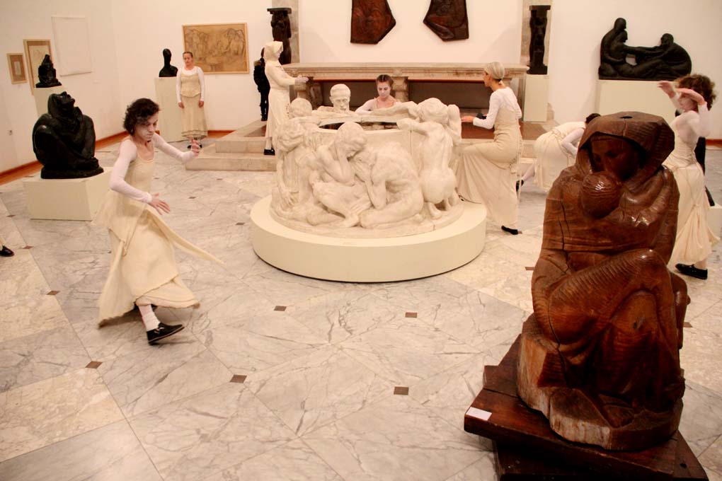 Glazbeno-plesni performans “Ona koja nosi”, foto: Iva Perinčić Glazbeno-plesni performans “Ona koja nosi”, foto: Iva Perinčić