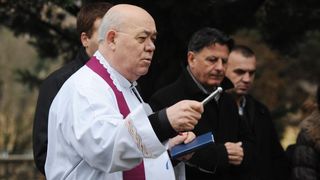 Ervenik: Na obiteljskoj grobnici obilježena 23. obljetnica stradanja obitelji Čengić, foto: Hrvoje Jelavić/PIXSELL