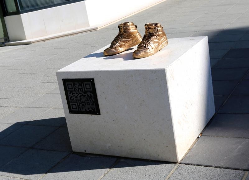 Brončane tenisice Dražena Petrovića postavljene na istoimeni šibenski trg, Foto: Duško Jaramaz/PIXSELL