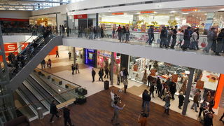 Zadar, 111110.
U zadru je  otvoren shoping centar Supernova, cije je otvaranje bilo najavljeno je za 09, pa za 14 sati, a otvoren  je malo prije 16 sati zbog tehnickog pregleda zgrade.
Na fotografiji: prvi kupcu u supernovi.
Foto: Vladimir Ivanov / CROPIX