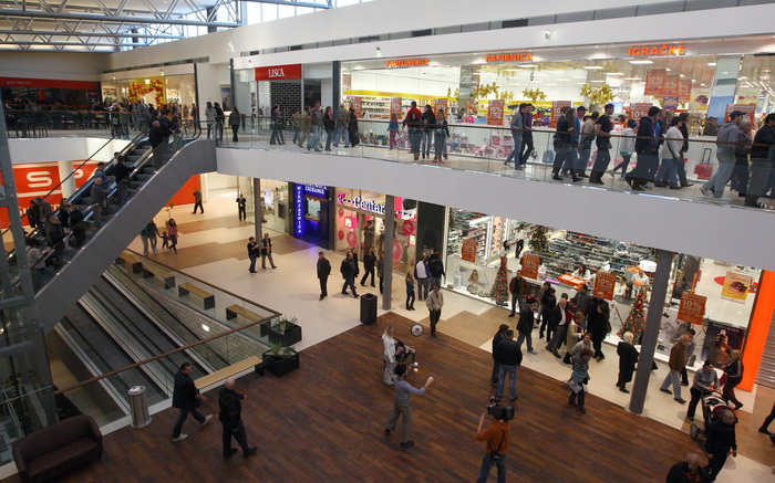 Zadar, 111110.
U zadru je  otvoren shoping centar Supernova, cije je otvaranje bilo najavljeno je za 09, pa za 14 sati, a otvoren  je malo prije 16 sati zbog tehnickog pregleda zgrade.
Na fotografiji: prvi kupcu u supernovi.
Foto: Vladimir Ivanov / CROPIX