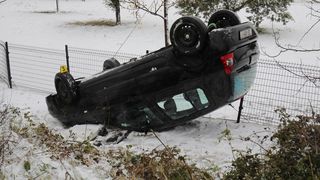 Vozač ozlijeđen prilikom slijetanja s ceste i prevrtanja na krov