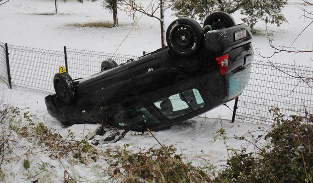 Vozač ozlijeđen prilikom slijetanja s ceste i prevrtanja na krov