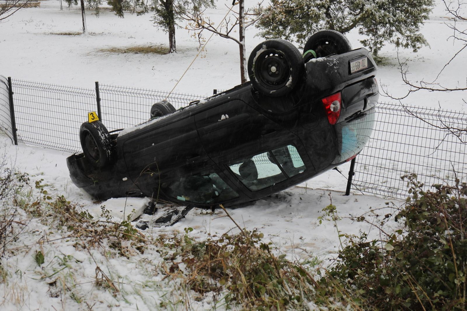 Vozač ozlijeđen prilikom slijetanja s ceste i prevrtanja na krov