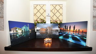 Zadar, 120712.
U caffe baru Atrij veceras se odrzala prezentacija i izlozba novog zadarskog suvenira, fotografija na platnu i postera s motivima zadra, autora Sase Cuke i Lea banica, fotografa portala eZadar.hr.
Na fotografiji: novi zadarski suvenir, foto Zadar, 120712.
U caffe baru Atrij veceras se odrzala prezentacija i izlozba novog zadarskog suvenira, fotografija na platnu i postera s motivima zadra, autora Sase Cuke i Lea banica, fotografa portala eZadar.hr.
Na fotografiji: novi zadarski suvenir, foto