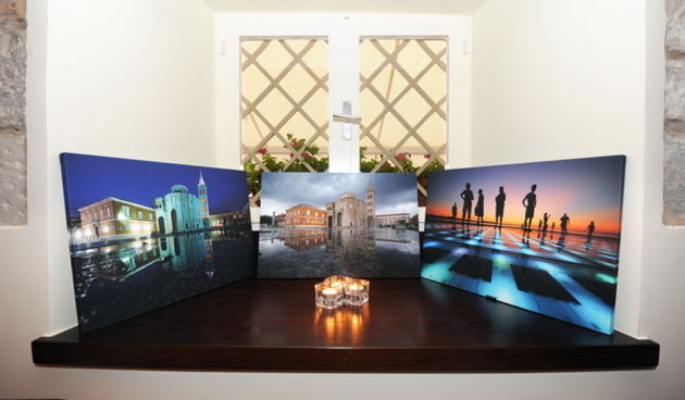 Zadar, 120712.
U caffe baru Atrij veceras se odrzala prezentacija i izlozba novog zadarskog suvenira, fotografija na platnu i postera s motivima zadra, autora Sase Cuke i Lea banica, fotografa portala eZadar.hr.
Na fotografiji: novi zadarski suvenir, foto