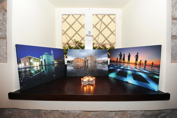 Zadar, 120712.
U caffe baru Atrij veceras se odrzala prezentacija i izlozba novog zadarskog suvenira, fotografija na platnu i postera s motivima zadra, autora Sase Cuke i Lea banica, fotografa portala eZadar.hr.
Na fotografiji: novi zadarski suvenir, foto Zadar, 120712.
U caffe baru Atrij veceras se odrzala prezentacija i izlozba novog zadarskog suvenira, fotografija na platnu i postera s motivima zadra, autora Sase Cuke i Lea banica, fotografa portala eZadar.hr.
Na fotografiji: novi zadarski suvenir, foto