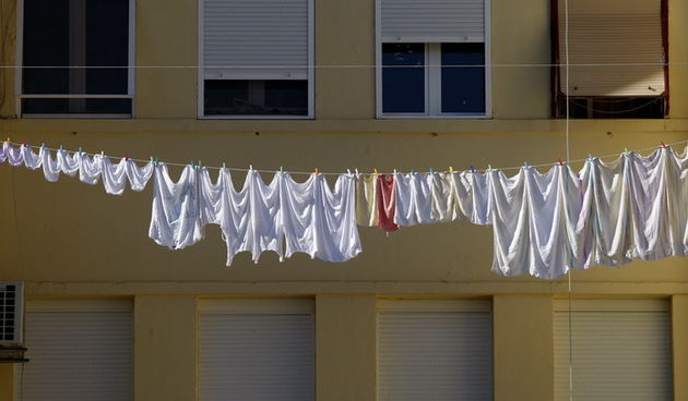 Zadar, 171011. Tiramol je dalmatinski naziv za konop na kojem se susi rublje, u starom dijelovima grada tiramoli vise izmedju prozora, balkona i stepenista iznad glava prolaznika, a opjevani su i u dalmatinskim pjesmama.Foto: Jure Miskovic / CROPIX